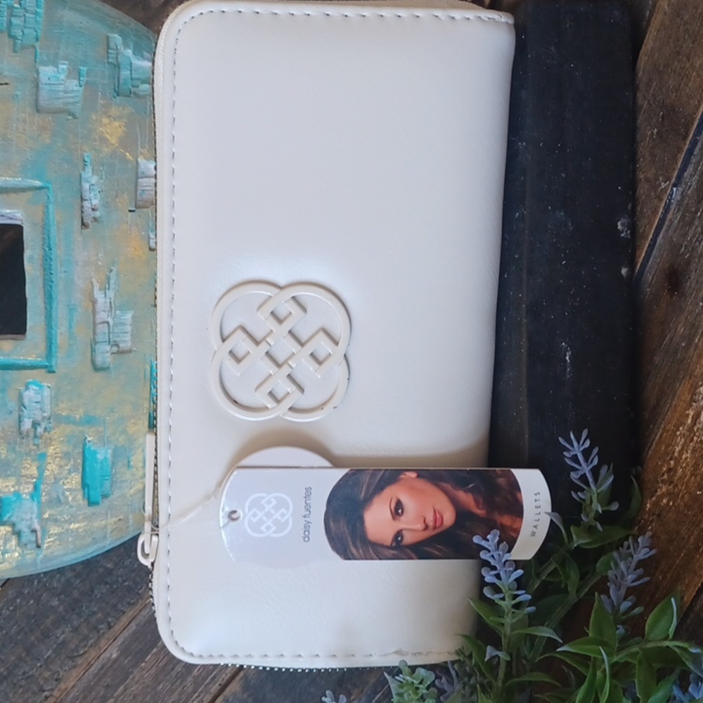 DAISY FUENTES WALLET bone off white dove grey color
